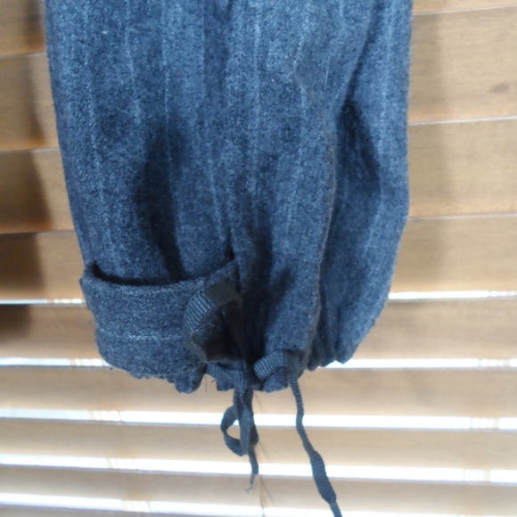 Gap Gray/White Pin Stripe Drawstring Capri Pants - Picture 5 of 8